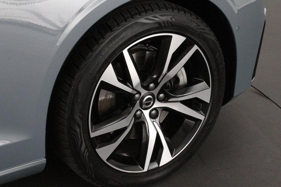 Volvo V60 2.0 B3 Plus Dark > Standkachel/Pano.schuif/Trekhaak/360 camera/Harman Kardon