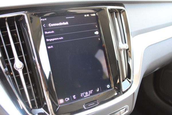 Volvo V60 2.0 T6 Plug-in hybrid AWD Plus Bright | H/K | 360 Camera | Winterpack | Led | Driver assistance Actieweken 1 t/m 15 november!