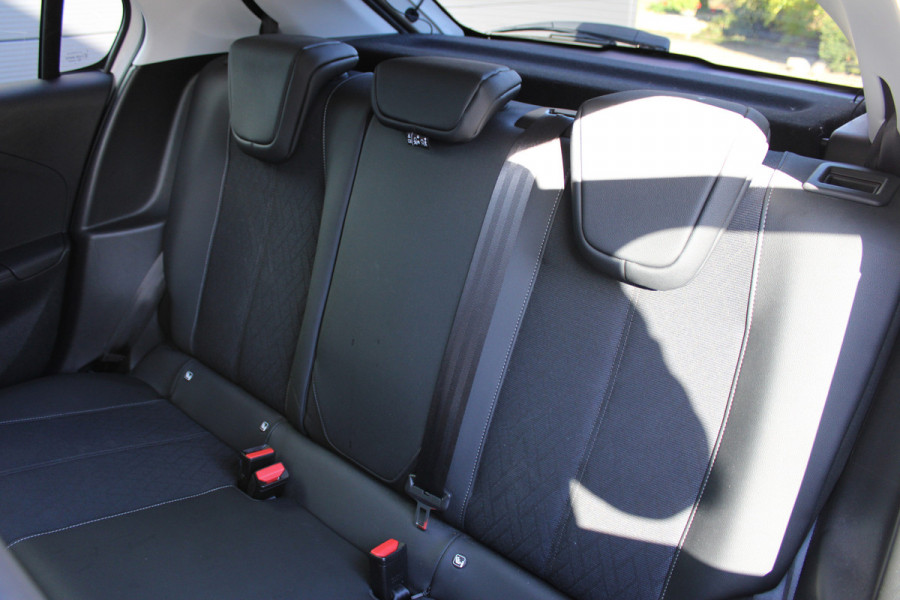 Opel Corsa 1.2 Edition | Winterpakket | Carplay | Lichtmetaal | Parkeersensoren achter | Privacy Glass Actieweken 1 t/m 15 november!