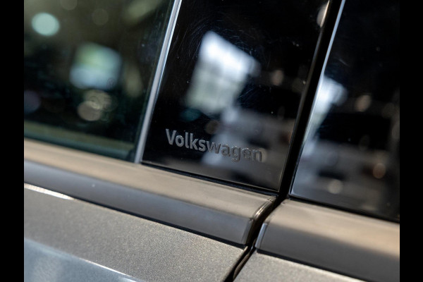 Volkswagen T-Roc 1.5 TSI R-Line Business / 150pk / Panorama dak / Beats / Stoel en stuurverwarming /
