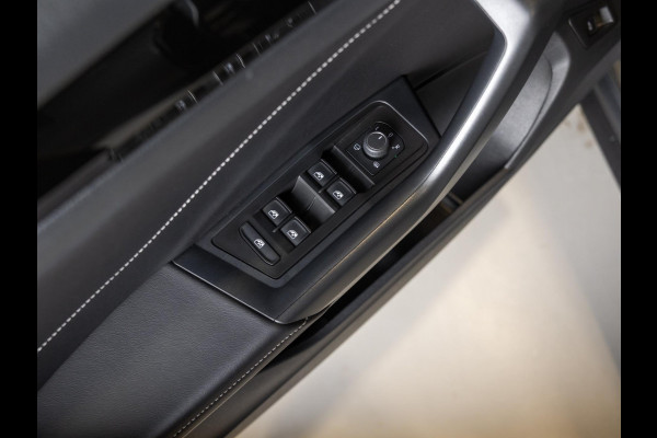 Volkswagen T-Roc 1.5 TSI R-Line Business / 150pk / Panorama dak / Beats / Stoel en stuurverwarming /