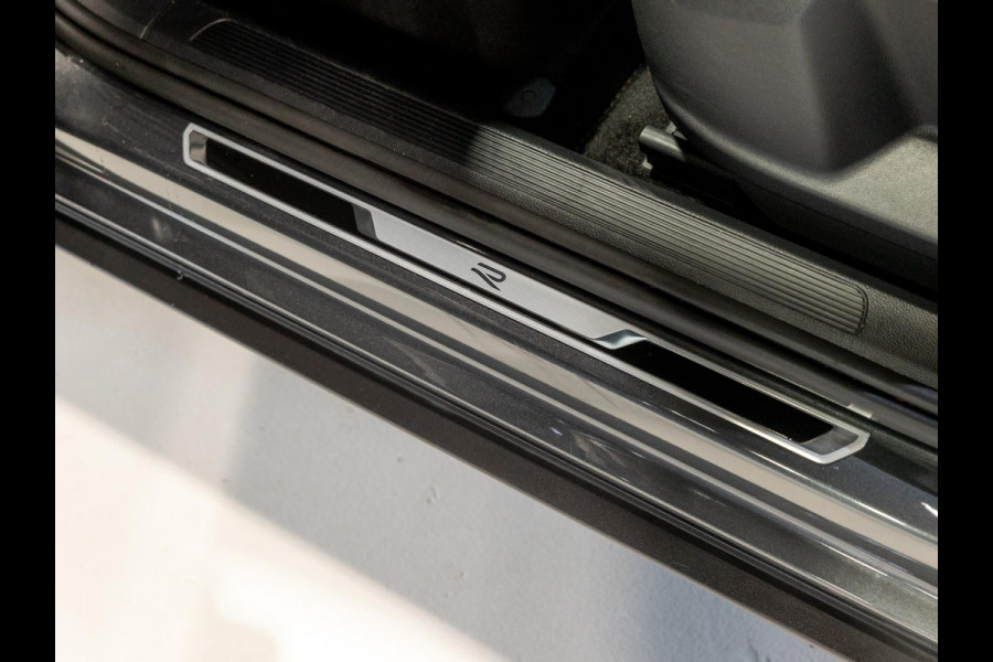 Volkswagen T-Roc 1.5 TSI R-Line Business / 150pk / Panorama dak / Beats / Stoel en stuurverwarming /