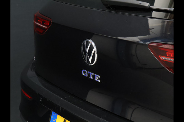 Volkswagen Golf 1.4 eHybrid GTE [MEMORY SEATS, SPORT INTERIEUR, KANTELDAK, APPLE CARPLAY, ANDROID, ADAPTIVE CRUISE, CAMERA, VOL LEDER, STOELVERKOELING, STOELVERWARMING, PDC V+A, NIEUWSTAAT]