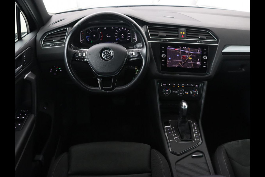 Volkswagen Tiguan 1.5 TSI R Line | Panoramadak | Trekhaak | Stoelverwarming | Camera | Adaptive cruise | Virtual Cockpit | 19'' | Carplay | Park Assist | Navigatie | Full LED