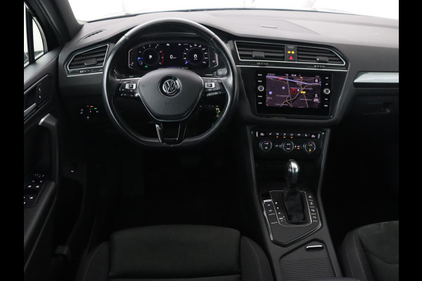 Volkswagen Tiguan 1.5 TSI R Line | Panoramadak | Trekhaak | Stoelverwarming | Camera | Adaptive cruise | Virtual Cockpit | 19'' | Carplay | Park Assist | Navigatie | Full LED