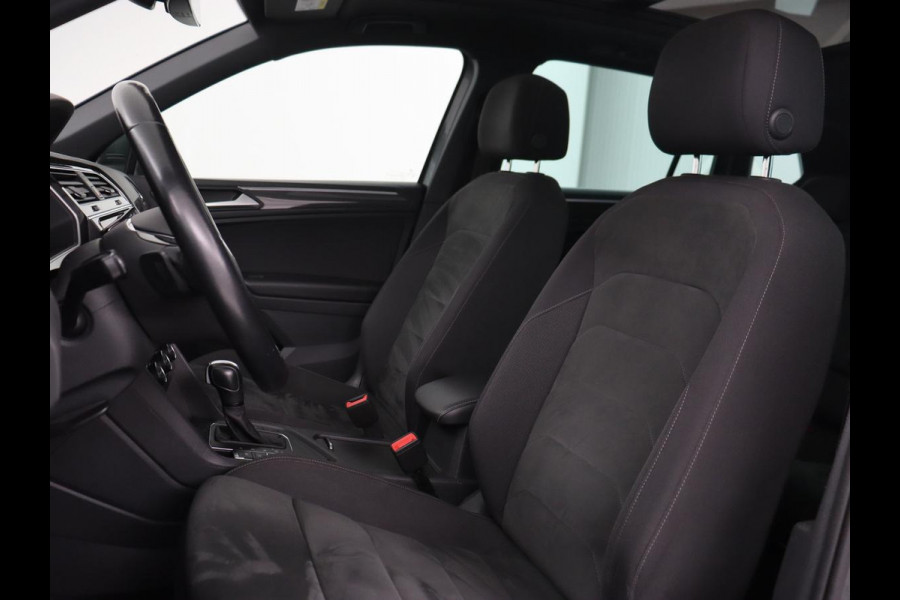 Volkswagen Tiguan 1.5 TSI R Line | Panoramadak | Trekhaak | Stoelverwarming | Camera | Adaptive cruise | Virtual Cockpit | 19'' | Carplay | Park Assist | Navigatie | Full LED