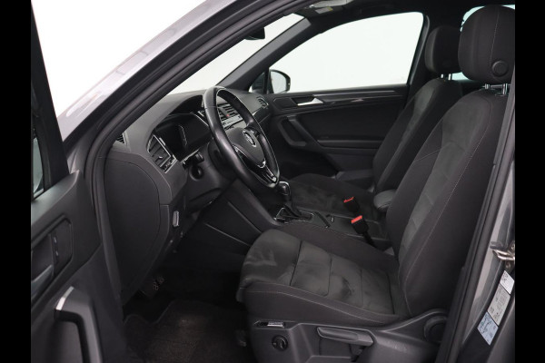 Volkswagen Tiguan 1.5 TSI R Line | Panoramadak | Trekhaak | Stoelverwarming | Camera | Adaptive cruise | Virtual Cockpit | 19'' | Carplay | Park Assist | Navigatie | Full LED