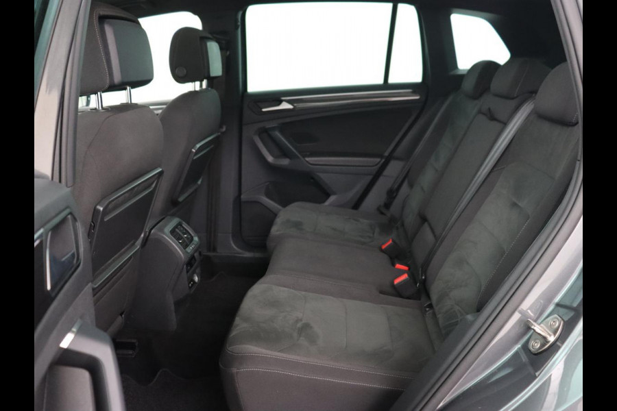 Volkswagen Tiguan 1.5 TSI R Line | Panoramadak | Trekhaak | Stoelverwarming | Camera | Adaptive cruise | Virtual Cockpit | 19'' | Carplay | Park Assist | Navigatie | Full LED
