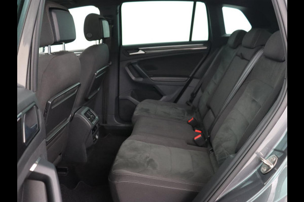 Volkswagen Tiguan 1.5 TSI R Line | Panoramadak | Trekhaak | Stoelverwarming | Camera | Adaptive cruise | Virtual Cockpit | 19'' | Carplay | Park Assist | Navigatie | Full LED