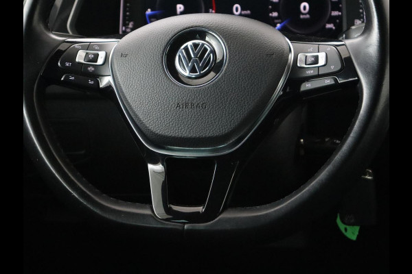 Volkswagen Tiguan 1.5 TSI R Line | Panoramadak | Trekhaak | Stoelverwarming | Camera | Adaptive cruise | Virtual Cockpit | 19'' | Carplay | Park Assist | Navigatie | Full LED