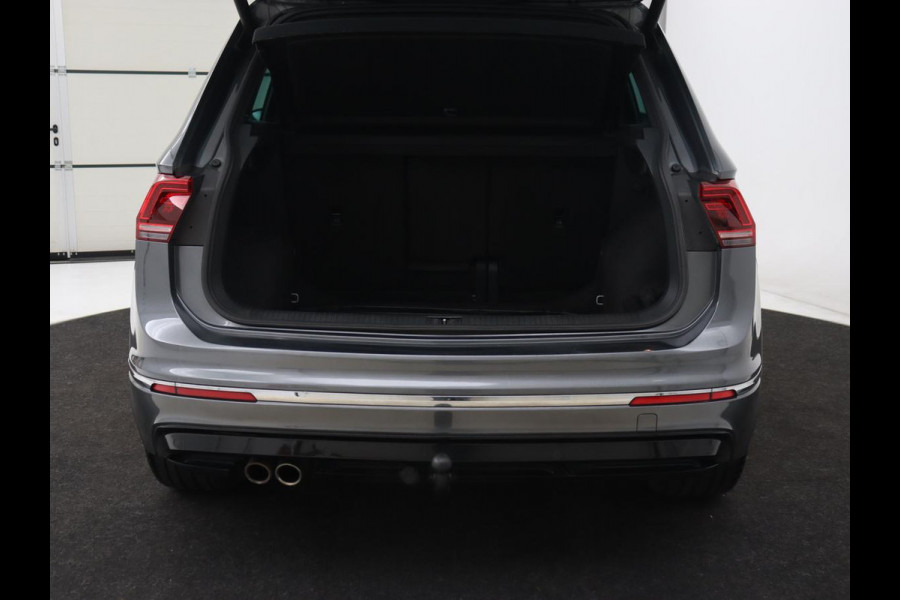 Volkswagen Tiguan 1.5 TSI R Line | Panoramadak | Trekhaak | Stoelverwarming | Camera | Adaptive cruise | Virtual Cockpit | 19'' | Carplay | Park Assist | Navigatie | Full LED