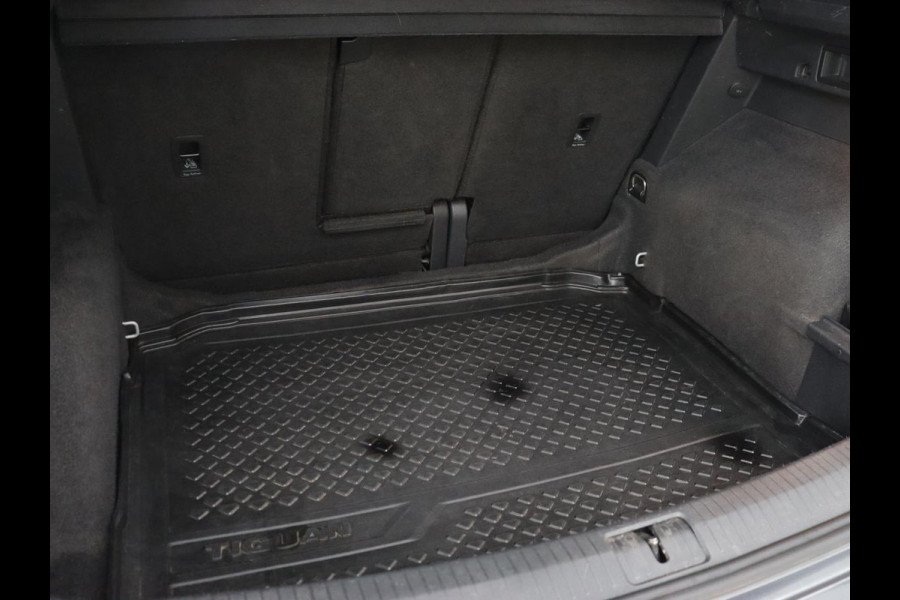 Volkswagen Tiguan 1.5 TSI R Line | Panoramadak | Trekhaak | Stoelverwarming | Camera | Adaptive cruise | Virtual Cockpit | 19'' | Carplay | Park Assist | Navigatie | Full LED