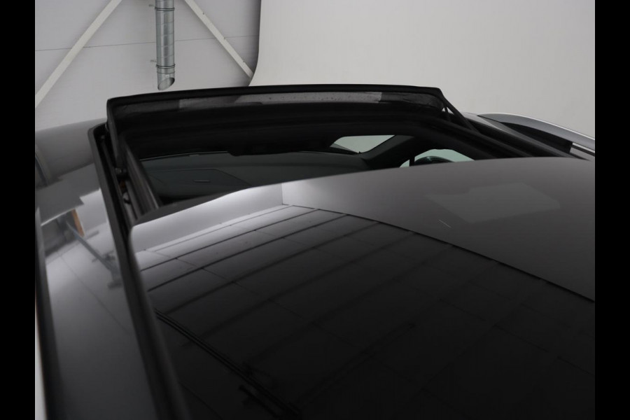 Volkswagen Tiguan 1.5 TSI R Line | Panoramadak | Trekhaak | Stoelverwarming | Camera | Adaptive cruise | Virtual Cockpit | 19'' | Carplay | Park Assist | Navigatie | Full LED