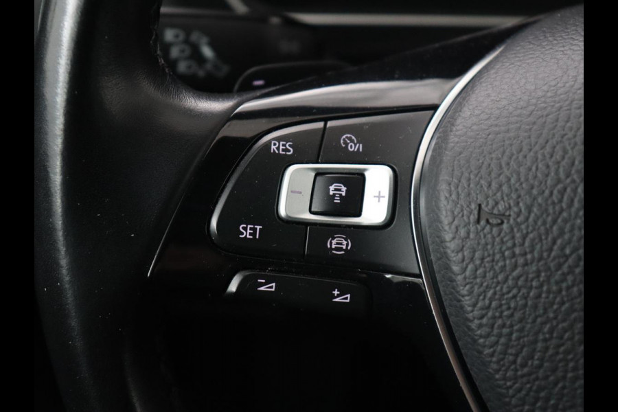 Volkswagen Tiguan 1.5 TSI R Line | Panoramadak | Trekhaak | Stoelverwarming | Camera | Adaptive cruise | Virtual Cockpit | 19'' | Carplay | Park Assist | Navigatie | Full LED