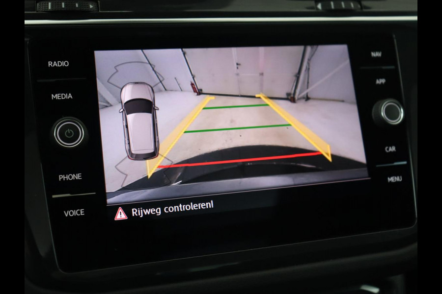 Volkswagen Tiguan 1.5 TSI R Line | Panoramadak | Trekhaak | Stoelverwarming | Camera | Adaptive cruise | Virtual Cockpit | 19'' | Carplay | Park Assist | Navigatie | Full LED