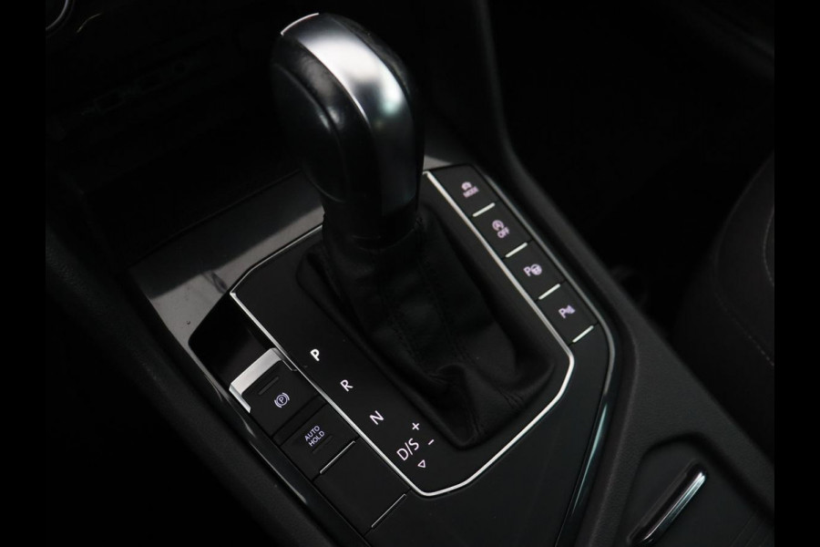 Volkswagen Tiguan 1.5 TSI R Line | Panoramadak | Trekhaak | Stoelverwarming | Camera | Adaptive cruise | Virtual Cockpit | 19'' | Carplay | Park Assist | Navigatie | Full LED