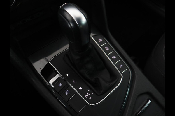 Volkswagen Tiguan 1.5 TSI R Line | Panoramadak | Trekhaak | Stoelverwarming | Camera | Adaptive cruise | Virtual Cockpit | 19'' | Carplay | Park Assist | Navigatie | Full LED