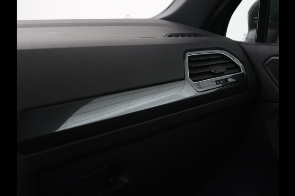 Volkswagen Tiguan 1.5 TSI R Line | Panoramadak | Trekhaak | Stoelverwarming | Camera | Adaptive cruise | Virtual Cockpit | 19'' | Carplay | Park Assist | Navigatie | Full LED