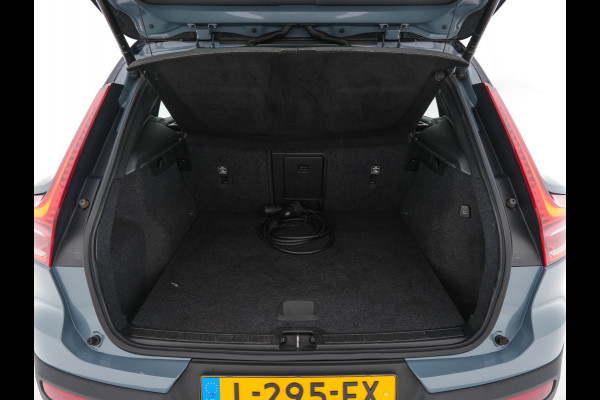 Volvo XC40 Recharge P8 AWD R-Design [ 3-Fase ] {SOH-89%} (INCL-BTW) *LEATHER-ALCANTARA | DIGI-COCKPIT | FULL-LED | PREMIUM-AUDIO | TOP-VIEW | CARPLAY | NAVI-FULLMAP | ECC | PDC | KEYLESS | HEATED-SPORTSEATS | BLIS | PRIVACY-GLASS | TOWBAR | 19 "ALU