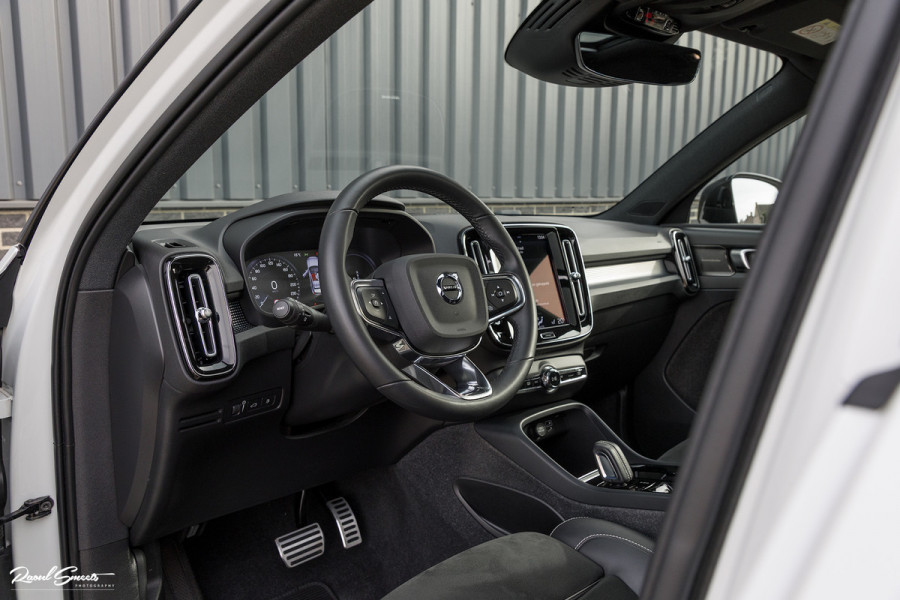 Volvo XC40 1.5 T5 Recharge R-Design | Adaptieve cruise | Panorama dak | Harman Kardon | Zwenkbare trekhaak |