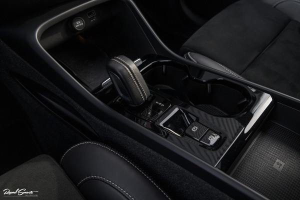 Volvo XC40 1.5 T5 Recharge R-Design | Adaptieve cruise | Panorama dak | Harman Kardon | Zwenkbare trekhaak |