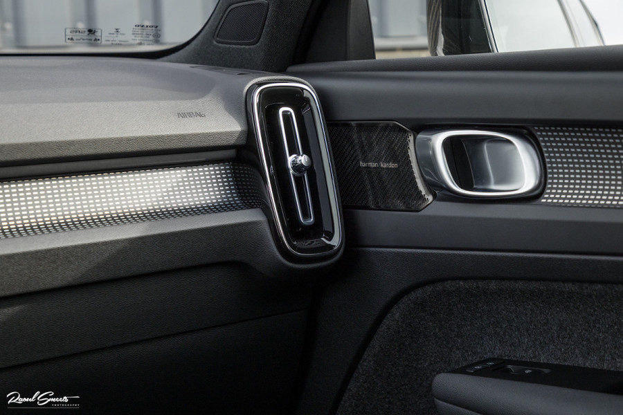 Volvo XC40 1.5 T5 Recharge R-Design | Adaptieve cruise | Panorama dak | Harman Kardon | Zwenkbare trekhaak |