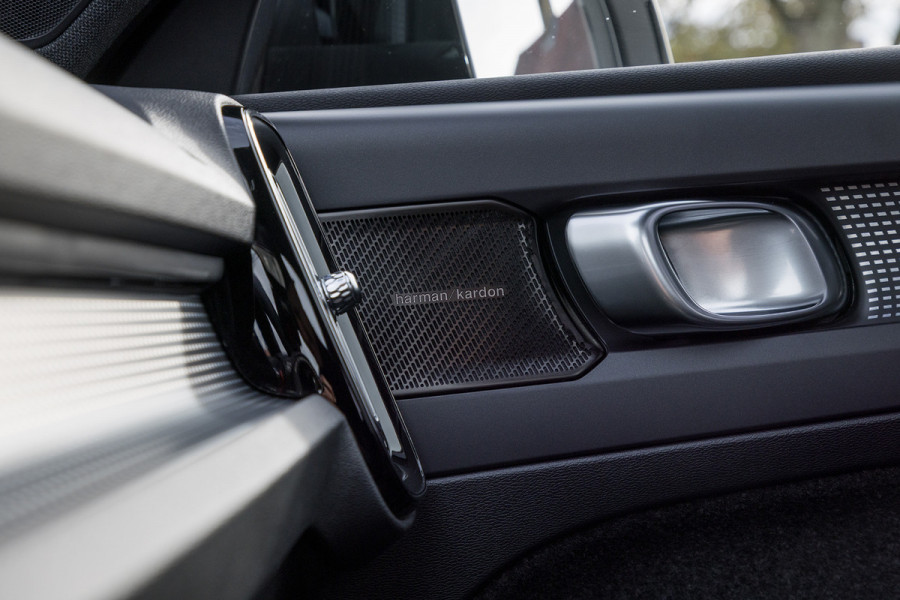 Volvo XC40 1.5 T5 Recharge R-Design | Adaptieve cruise | Panorama dak | Harman Kardon | Zwenkbare trekhaak |