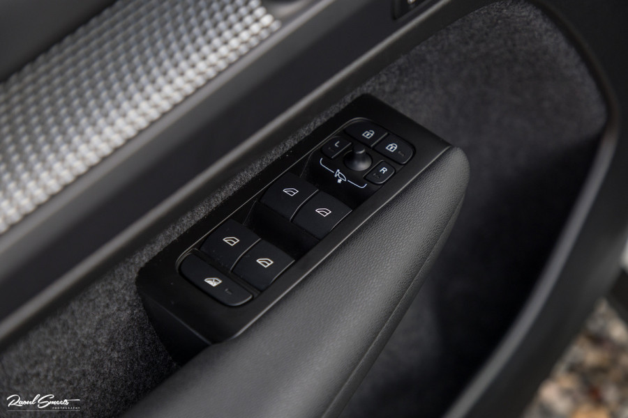 Volvo XC40 1.5 T5 Recharge R-Design | Adaptieve cruise | Panorama dak | Harman Kardon | Zwenkbare trekhaak |