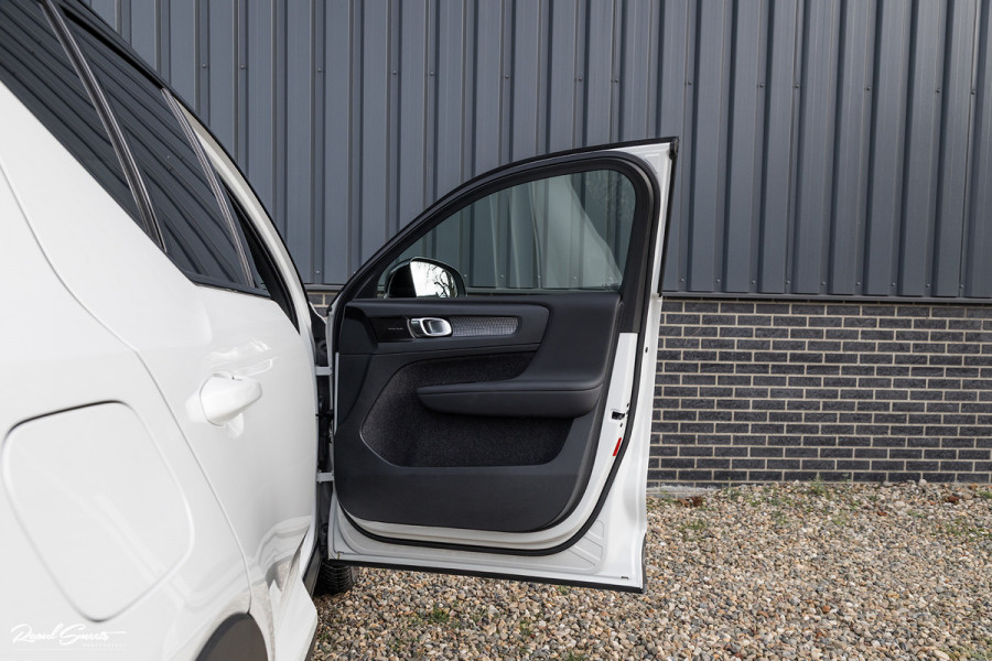Volvo XC40 1.5 T5 Recharge R-Design | Adaptieve cruise | Panorama dak | Harman Kardon | Zwenkbare trekhaak |