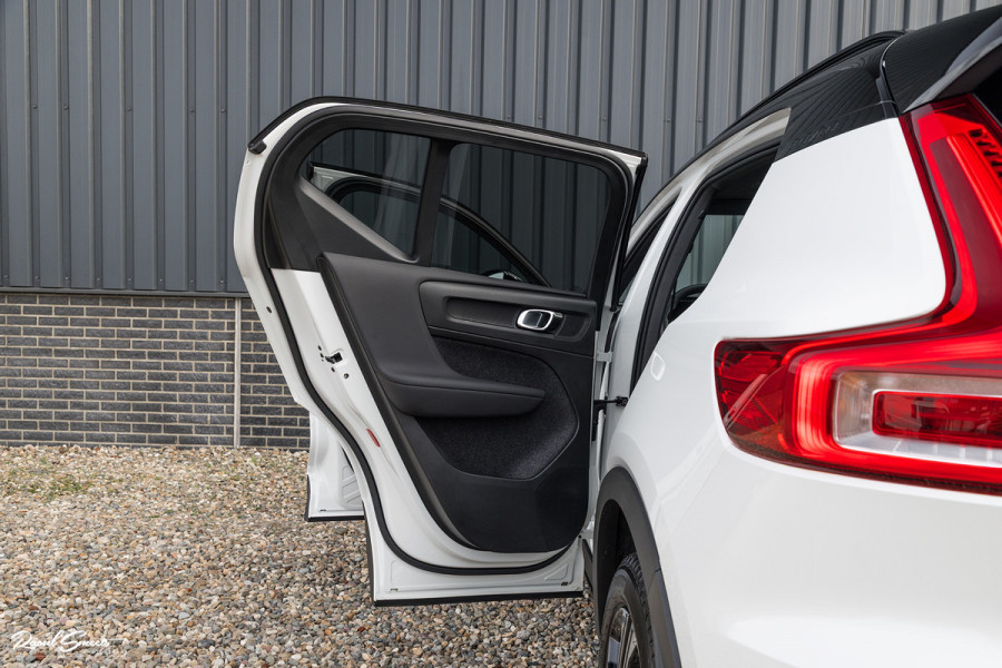 Volvo XC40 1.5 T5 Recharge R-Design | Adaptieve cruise | Panorama dak | Harman Kardon | Zwenkbare trekhaak |