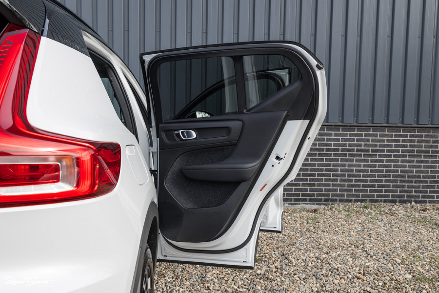 Volvo XC40 1.5 T5 Recharge R-Design | Adaptieve cruise | Panorama dak | Harman Kardon | Zwenkbare trekhaak |