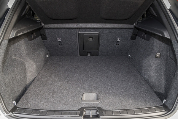 Volvo XC40 1.5 T5 Recharge R-Design | Adaptieve cruise | Panorama dak | Harman Kardon | Zwenkbare trekhaak |