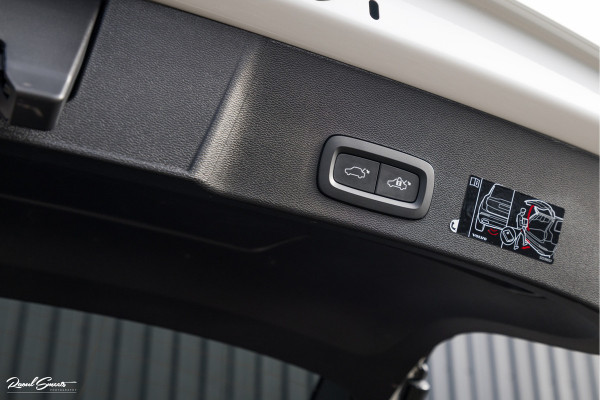 Volvo XC40 1.5 T5 Recharge R-Design | Adaptieve cruise | Panorama dak | Harman Kardon | Zwenkbare trekhaak |