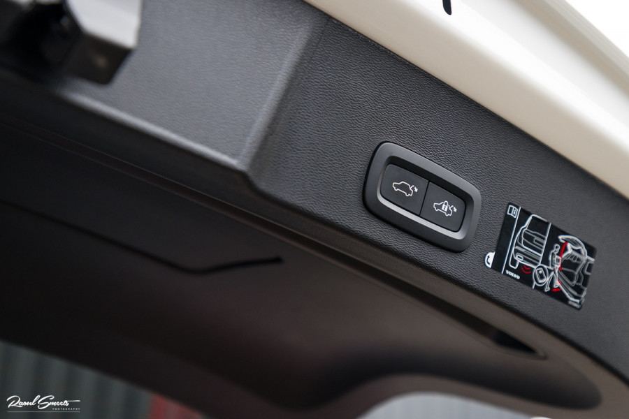 Volvo XC40 1.5 T5 Recharge R-Design | Panorama dak | 360 Camera | 20 Inch |