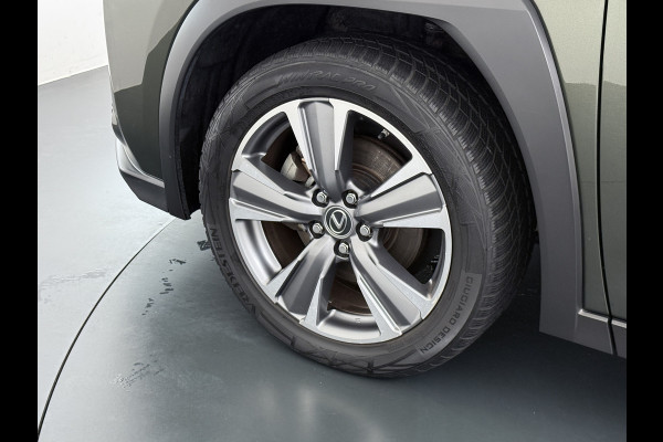 Lexus UX 300e 54kWh 204pk Leer 360°Camera Executive Navi Ecc Stoel+Stuurverwarming Schuif/Kanteldak HUD Adaptive-Cruise Apple Carplay And Miracast™ WiFi Blindspot monitoring Elek.Achterklep lane Assist DAB Bluetooth 1e Eigenaar Origineel Nederlandse Auto Nieuwprijs €64.000,-