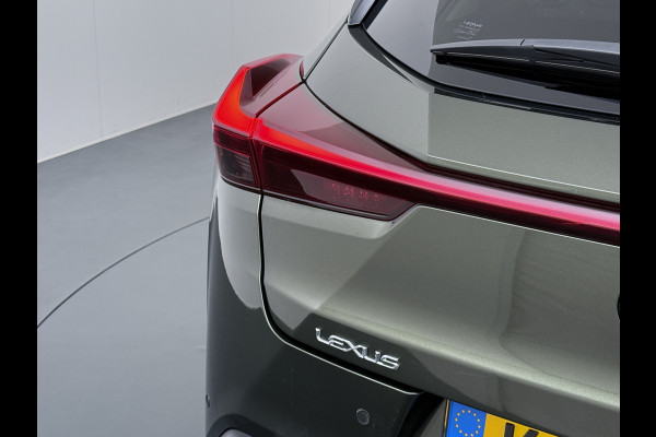 Lexus UX 300e 54kWh 204pk Leer 360°Camera Executive Navi Ecc Stoel+Stuurverwarming Schuif/Kanteldak HUD Adaptive-Cruise Apple Carplay And Miracast™ WiFi Blindspot monitoring Elek.Achterklep lane Assist DAB Bluetooth 1e Eigenaar Origineel Nederlandse Auto Nieuwprijs €64.000,-