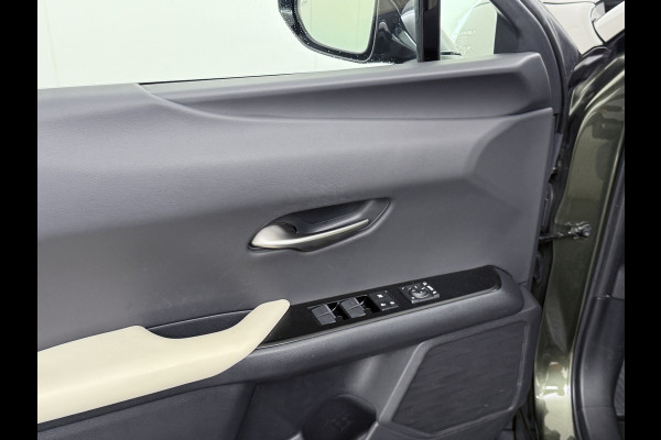 Lexus UX 300e 54kWh 204pk Leer 360°Camera Executive Navi Ecc Stoel+Stuurverwarming Schuif/Kanteldak HUD Adaptive-Cruise Apple Carplay And Miracast™ WiFi Blindspot monitoring Elek.Achterklep lane Assist DAB Bluetooth 1e Eigenaar Origineel Nederlandse Auto Nieuwprijs €64.000,-