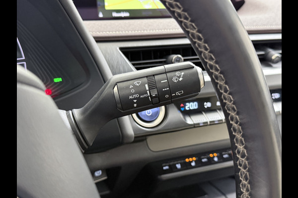 Lexus UX 300e 54kWh 204pk Leer 360°Camera Executive Navi Ecc Stoel+Stuurverwarming Schuif/Kanteldak HUD Adaptive-Cruise Apple Carplay And Miracast™ WiFi Blindspot monitoring Elek.Achterklep lane Assist DAB Bluetooth 1e Eigenaar Origineel Nederlandse Auto Nieuwprijs €64.000,-