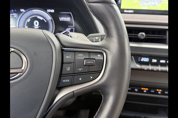Lexus UX 300e 54kWh 204pk Leer 360°Camera Executive Navi Ecc Stoel+Stuurverwarming Schuif/Kanteldak HUD Adaptive-Cruise Apple Carplay And Miracast™ WiFi Blindspot monitoring Elek.Achterklep lane Assist DAB Bluetooth 1e Eigenaar Origineel Nederlandse Auto Nieuwprijs €64.000,-