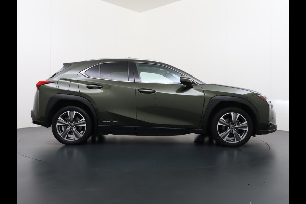 Lexus UX 300e 54kWh 204pk Leer 360°Camera Executive Navi Ecc Stoel+Stuurverwarming Schuif/Kanteldak HUD Adaptive-Cruise Apple Carplay And Miracast™ WiFi Blindspot monitoring Elek.Achterklep lane Assist DAB Bluetooth 1e Eigenaar Origineel Nederlandse Auto Nieuwprijs €64.000,-