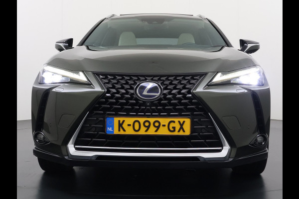 Lexus UX 300e 54kWh 204pk Leer 360°Camera Executive Navi Ecc Stoel+Stuurverwarming Schuif/Kanteldak HUD Adaptive-Cruise Apple Carplay And Miracast™ WiFi Blindspot monitoring Elek.Achterklep lane Assist DAB Bluetooth 1e Eigenaar Origineel Nederlandse Auto Nieuwprijs €64.000,-
