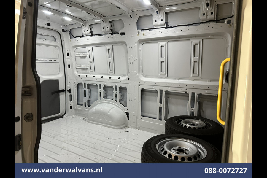 Volkswagen Crafter 2.0 TDI 141pk L3H3 L2H2 Euro6 Airco | Camera | Apple Carplay | Android Auto | Cruisecontrol | Massagestoel Chauffeursstoel