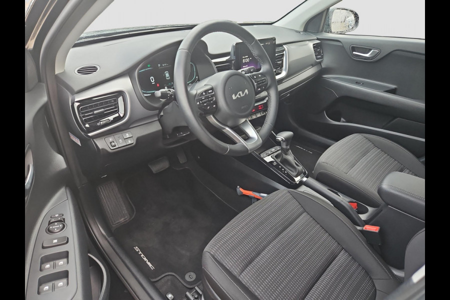 Kia Stonic 1.0 T-GDi MHEV DynamicPlusLine Automaat | Camera | LMV | Cruise | Navi | LED | Stoel- en Stuurverwarming | Privacy Glass | Apple Carplay & Android Auto |