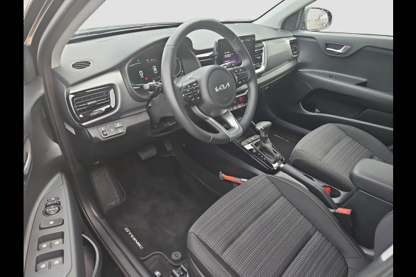 Kia Stonic 1.0 T-GDi MHEV DynamicPlusLine Automaat | Camera | LMV | Cruise | Navi | LED | Stoel- en Stuurverwarming | Privacy Glass | Apple Carplay & Android Auto |