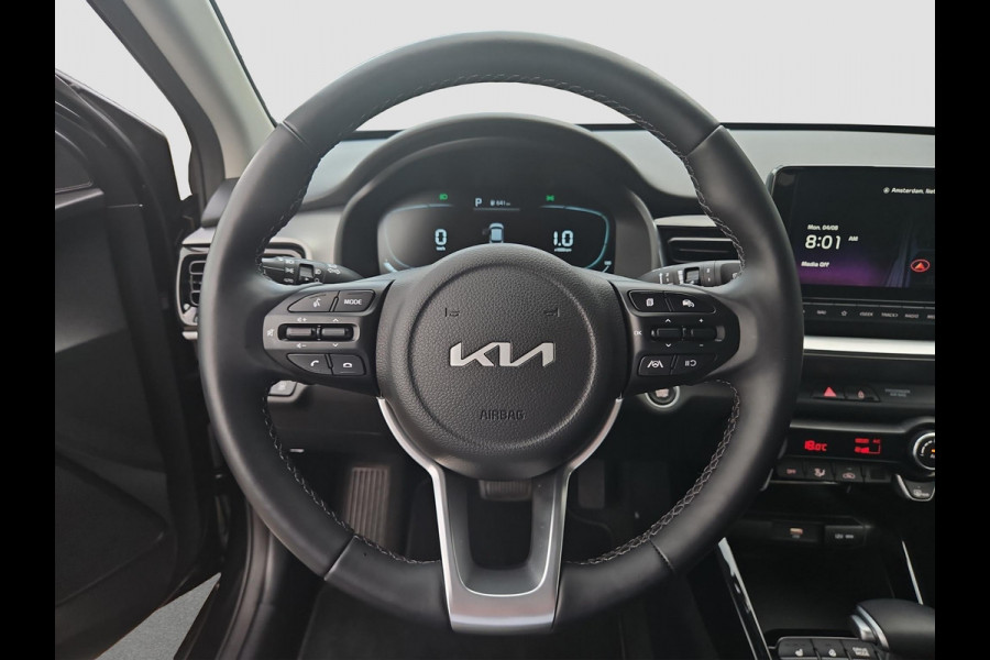 Kia Stonic 1.0 T-GDi MHEV DynamicPlusLine Automaat | Camera | LMV | Cruise | Navi | LED | Stoel- en Stuurverwarming | Privacy Glass | Apple Carplay & Android Auto |