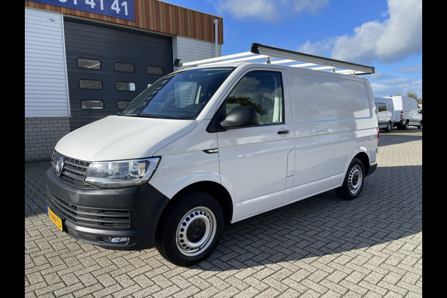 Volkswagen Transporter 2.0 TDI 102pk L1H1 Comfortline met Bott ingerichte laadruimte / lease vanaf € 269 / vaste prijs rijklaar € 15.950 ex btw / airco / cruise / imperial / trekhaak / pdc achter !