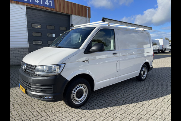 Volkswagen Transporter 2.0 TDI 102pk L1H1 Comfortline met Bott ingerichte laadruimte / lease vanaf € 269 / vaste prijs rijklaar € 15.950 ex btw / airco / cruise / imperial / trekhaak / pdc achter !