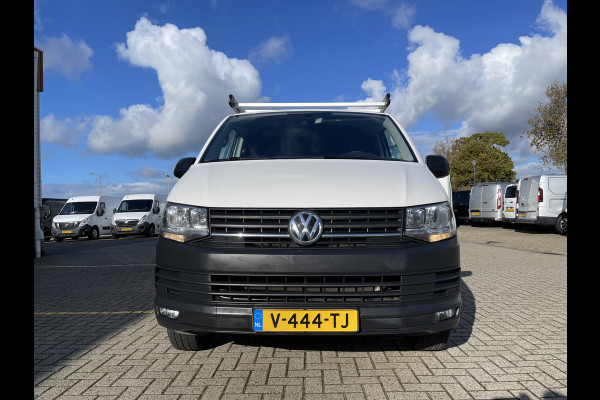 Volkswagen Transporter 2.0 TDI 102pk L1H1 Comfortline met Bott ingerichte laadruimte / lease vanaf € 269 / vaste prijs rijklaar € 15.950 ex btw / airco / cruise / imperial / trekhaak / pdc achter !