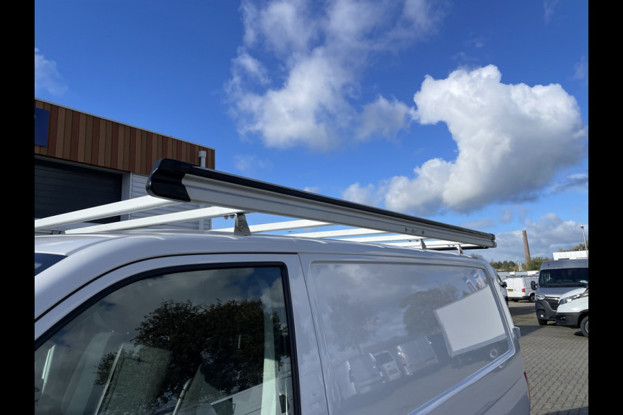 Volkswagen Transporter 2.0 TDI 102pk L1H1 Comfortline met Bott ingerichte laadruimte / lease vanaf € 269 / vaste prijs rijklaar € 15.950 ex btw / airco / cruise / imperial / trekhaak / pdc achter !