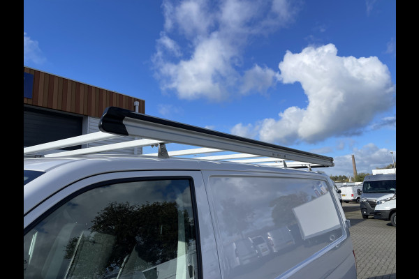 Volkswagen Transporter 2.0 TDI 102pk L1H1 Comfortline met Bott ingerichte laadruimte / lease vanaf € 269 / vaste prijs rijklaar € 15.950 ex btw / airco / cruise / imperial / trekhaak / pdc achter !